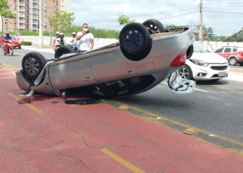 Motorista perde o controle e capota ao bater em sinalização na avenida Raul Lopes